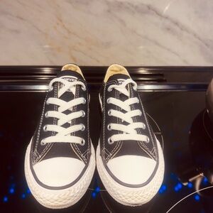 Converse Black and White Low-Tops Kids size 12 EUC